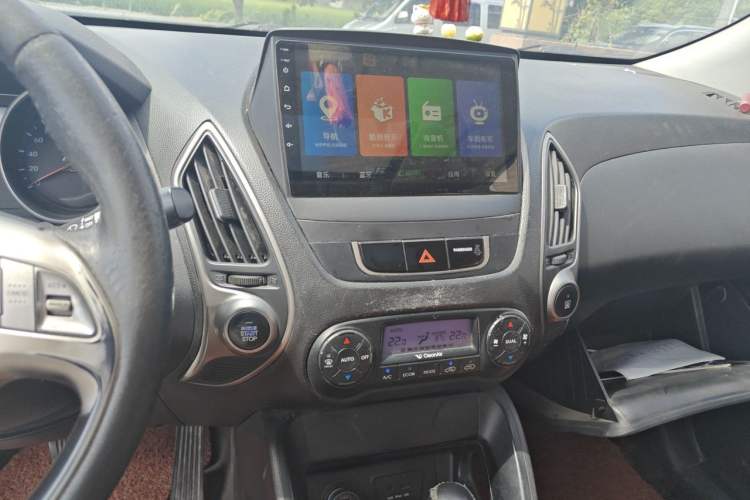 Used Hyundai ix35 2012 2.0L Automatic Two-Wheel Drive Elite Edition GLS Audio And AC Panel