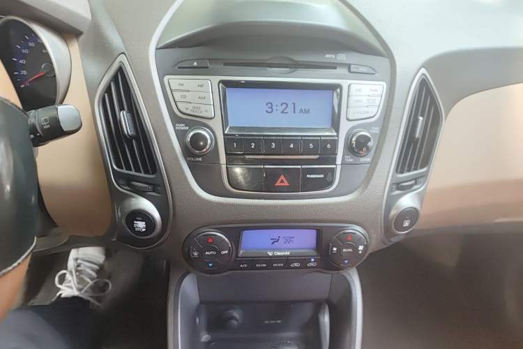 Used Hyundai ix35 2012 2.0L Automatic Two-Wheel Drive Elite Edition GLS Audio And AC Panel