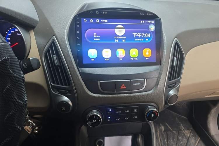 Used Hyundai ix35 2012 2.0L Automatic Two-Wheel Drive New Edition GL Audio And AC Panel