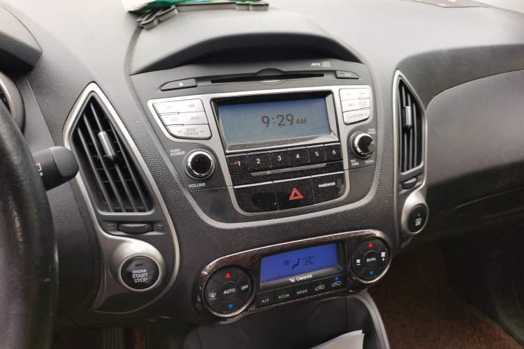 Used Hyundai ix35 2012 2.0L Automatic Two-Wheel Drive Elite Edition GLS Audio And AC Panel