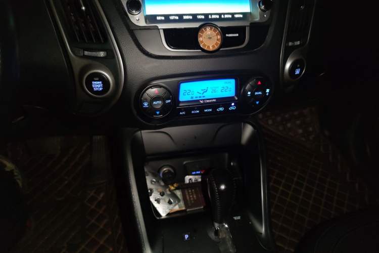 Used Hyundai ix35 2012 2.0L Automatic Two-Wheel Drive Elite Edition GLS Audio And AC Panel