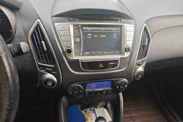 Used Hyundai ix35 2012 2.0L Automatic Two-Wheel Drive Elite Edition GLS Audio And AC Panel