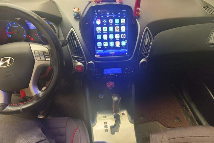 Used Hyundai ix35 2012 2.0L Automatic Two-Wheel Drive Elite Edition GLS Audio And AC Panel