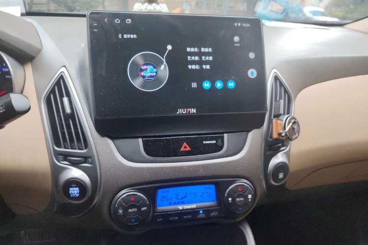 Used Hyundai ix35 2012 2.0L Automatic Two-Wheel Drive Elite Edition GLS Audio And AC Panel