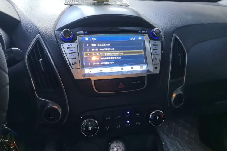 Used Hyundai ix35 2012 2.0L Manual Two-Wheel Drive New Edition GL Audio And AC Panel