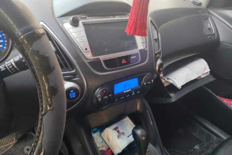 Used Hyundai ix35 2012 2.0L Automatic Two-Wheel Drive Elite Edition GLS Audio And AC Panel