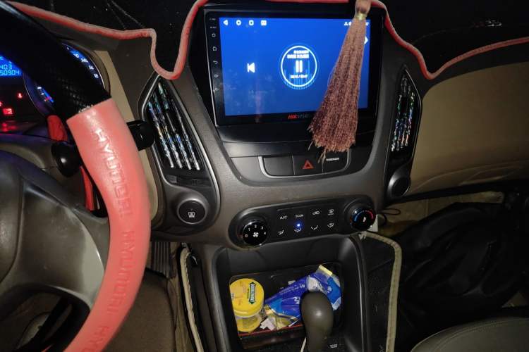 Used Hyundai ix35 2012 2.0L Automatic Two-Wheel Drive New Edition GL Audio And AC Panel