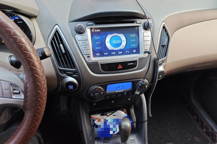 Used Hyundai ix35 2012 2.0L Automatic Two-Wheel Drive Elite Edition GLS Audio And AC Panel