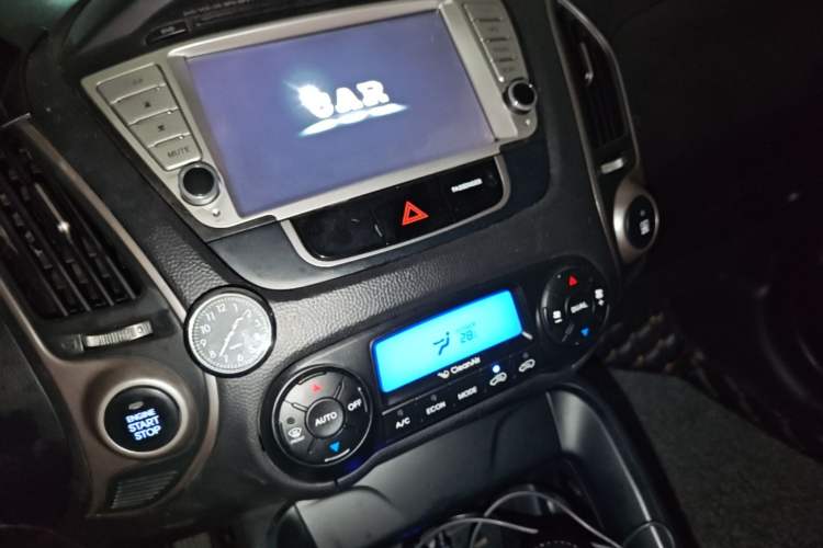 Used Hyundai ix35 2012 2.0L Automatic Two-Wheel Drive Elite Edition GLS Audio And AC Panel