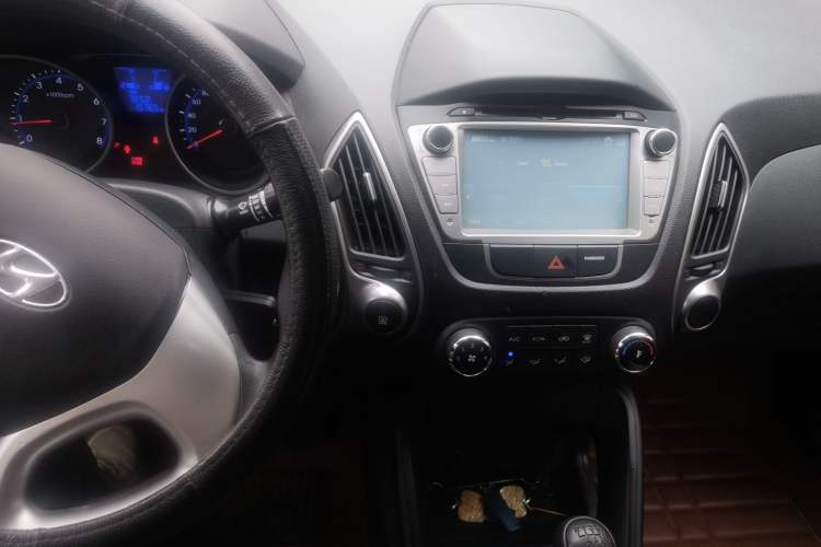 Used Hyundai ix35 2012 2.0L Manual Two-Wheel Drive New Edition GL Audio And AC Panel