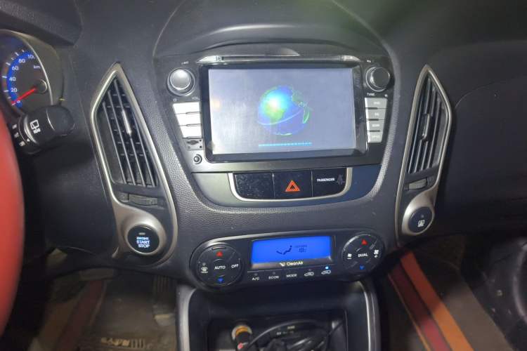 Used Hyundai ix35 2012 2.0L Automatic Two-Wheel Drive Elite Edition GLS Audio And AC Panel