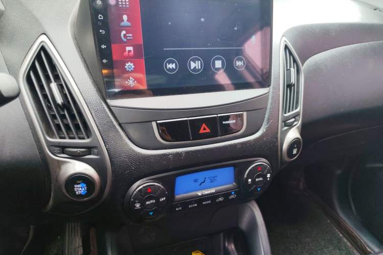 Used Hyundai ix35 2012 2.0L Automatic Two-Wheel Drive Elite Edition GLS Audio And AC Panel