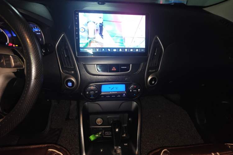 Used Hyundai ix35 2012 2.0L Automatic Two-Wheel Drive Elite Edition GLS Audio And AC Panel