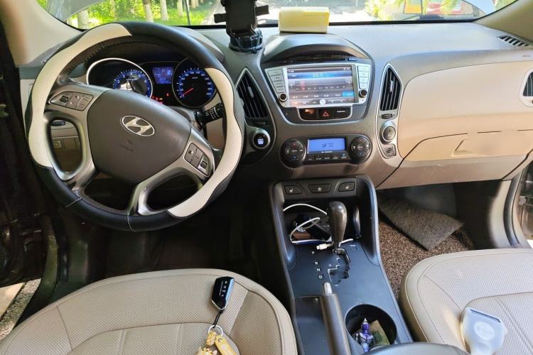 Used Hyundai ix35 2012 2.0L Automatic Two-Wheel Drive Elite Edition GLS Center Console