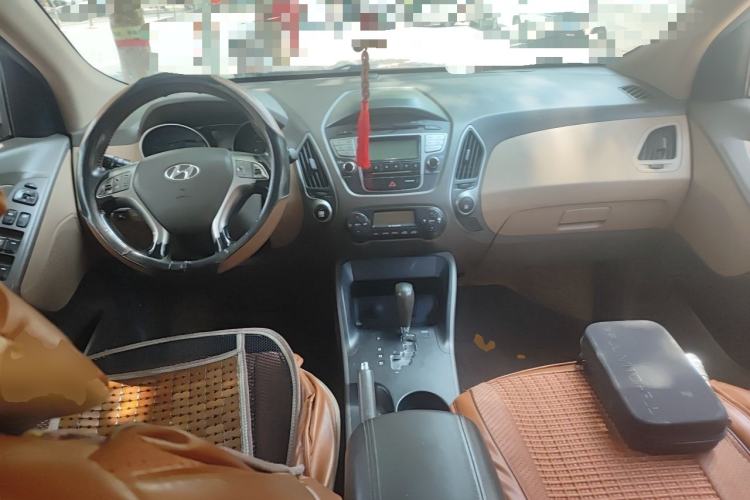 Used Hyundai ix35 2012 2.0L Automatic Two-Wheel Drive Elite Edition GLS Center Console