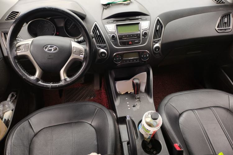 Used Hyundai ix35 2012 2.0L Automatic Two-Wheel Drive Elite Edition GLS Center Console