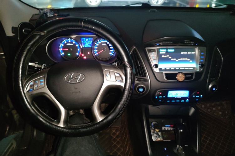 Used Hyundai ix35 2012 2.0L Automatic Two-Wheel Drive Elite Edition GLS Center Console