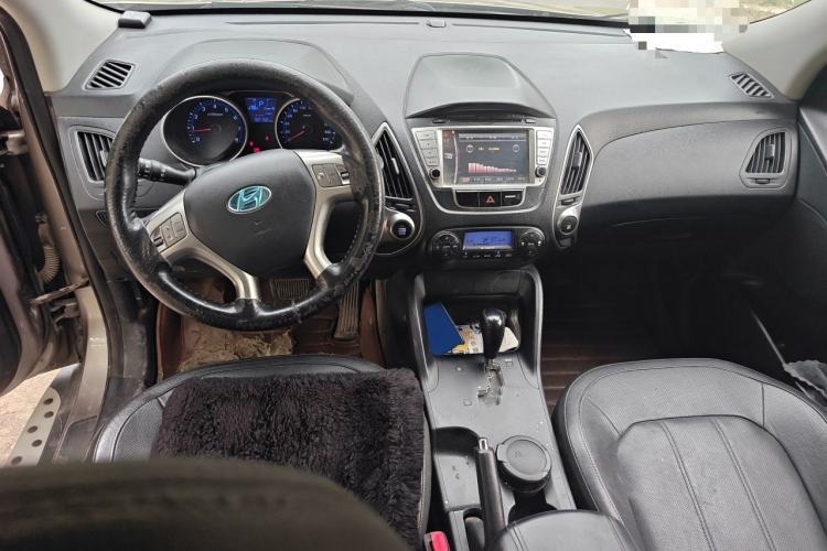 Used Hyundai ix35 2012 2.0L Automatic Two-Wheel Drive Elite Edition GLS Center Console
