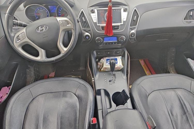 Used Hyundai ix35 2012 2.0L Automatic Two-Wheel Drive Elite Edition GLS Center Console
