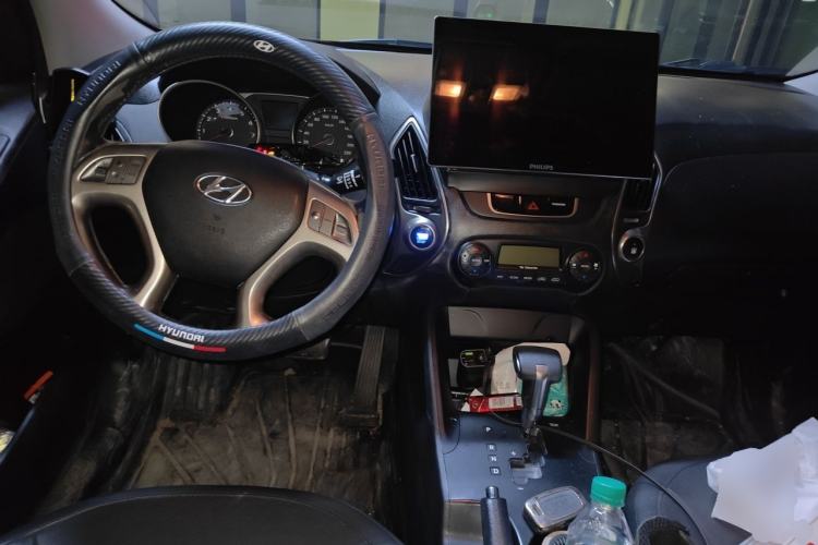 Used Hyundai ix35 2012 2.0L Automatic Two-Wheel Drive Elite Edition GLS Center Console