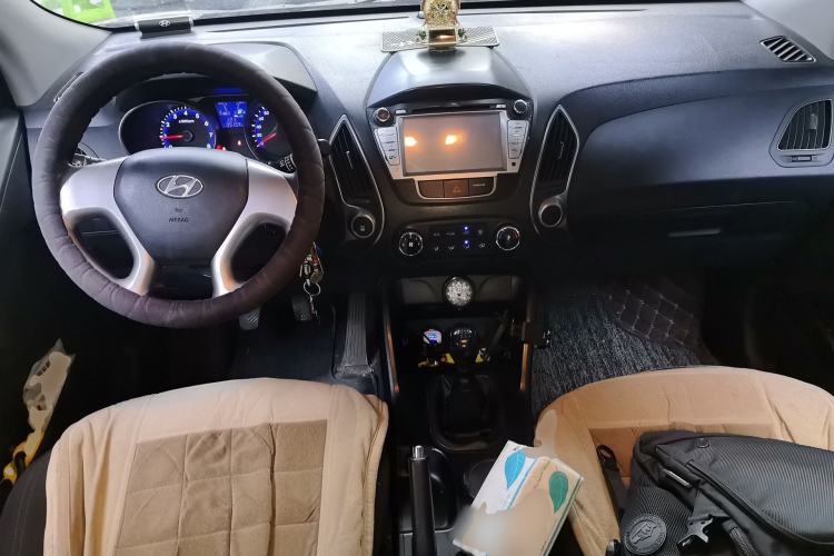 Used Hyundai ix35 2012 2.0L Manual Two-Wheel Drive New Edition GL Center Console