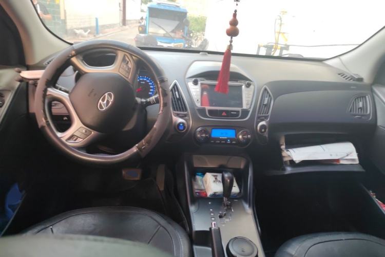 Used Hyundai ix35 2012 2.0L Automatic Two-Wheel Drive Elite Edition GLS Center Console
