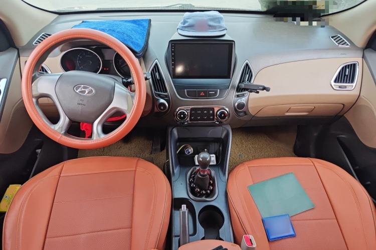 Used Hyundai ix35 2012 2.0L Manual Two-Wheel Drive New Edition GL Center Console