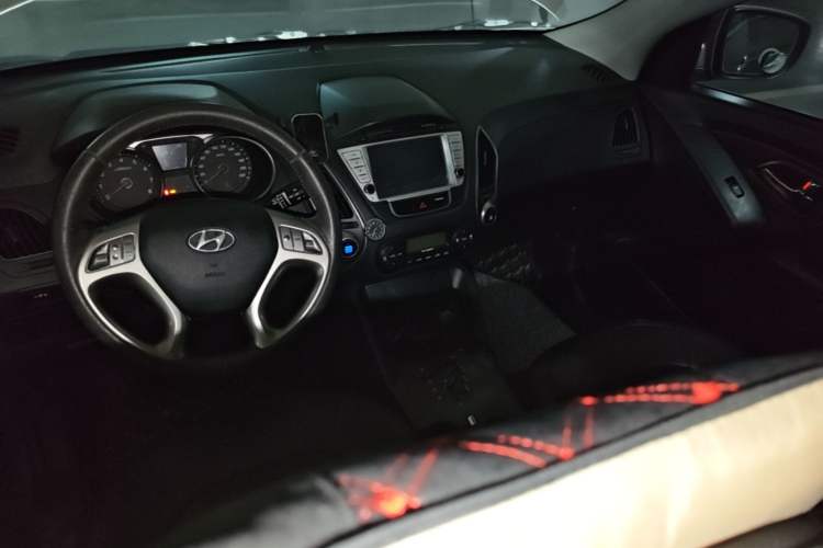Used Hyundai ix35 2012 2.0L Automatic Two-Wheel Drive Elite Edition GLS Center Console