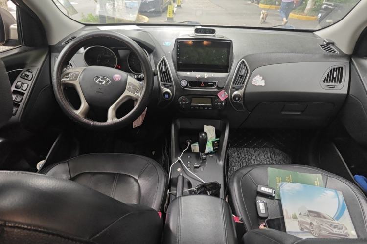 Used Hyundai ix35 2012 2.0L Automatic Two-Wheel Drive Elite Edition GLS Center Console