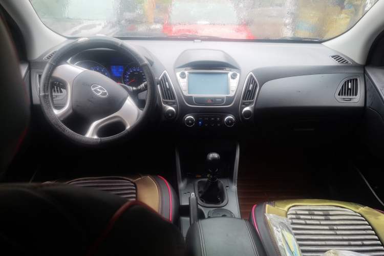Used Hyundai ix35 2012 2.0L Manual Two-Wheel Drive New Edition GL Center Console
