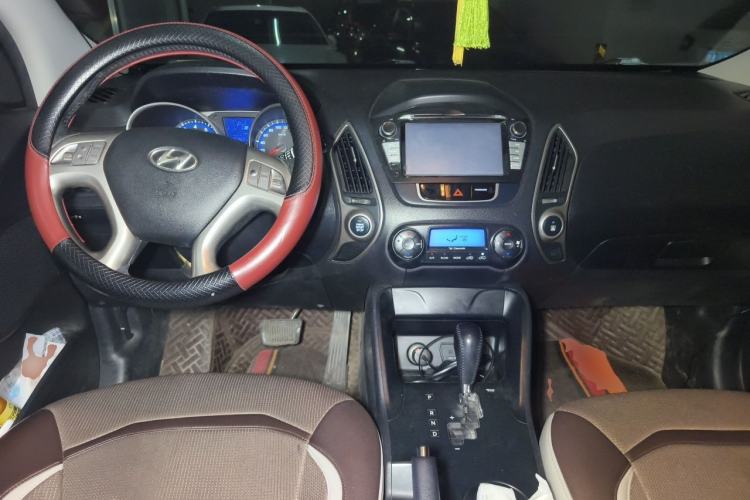 Used Hyundai ix35 2012 2.0L Automatic Two-Wheel Drive Elite Edition GLS Center Console