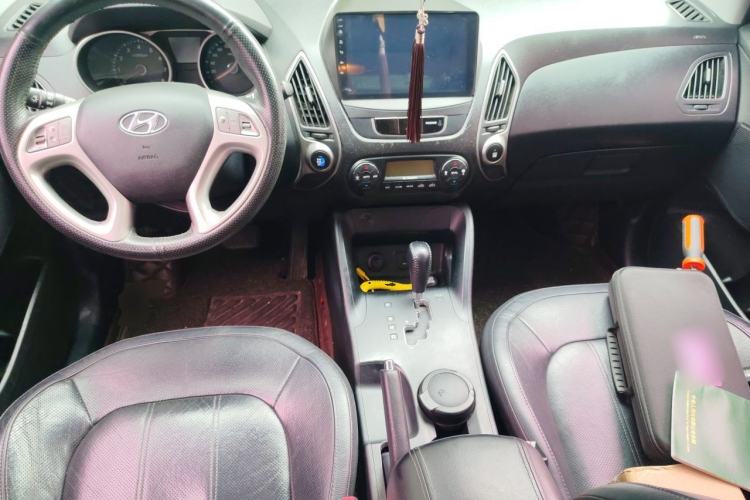 Used Hyundai ix35 2012 2.0L Automatic Two-Wheel Drive Elite Edition GLS Center Console