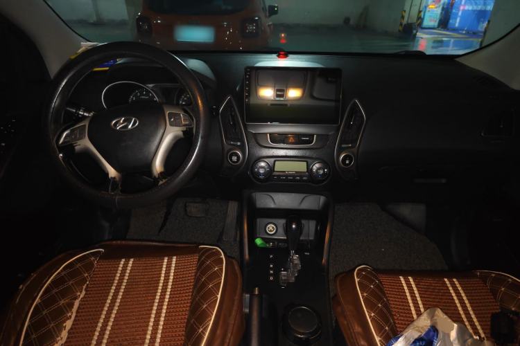Used Hyundai ix35 2012 2.0L Automatic Two-Wheel Drive Elite Edition GLS Center Console