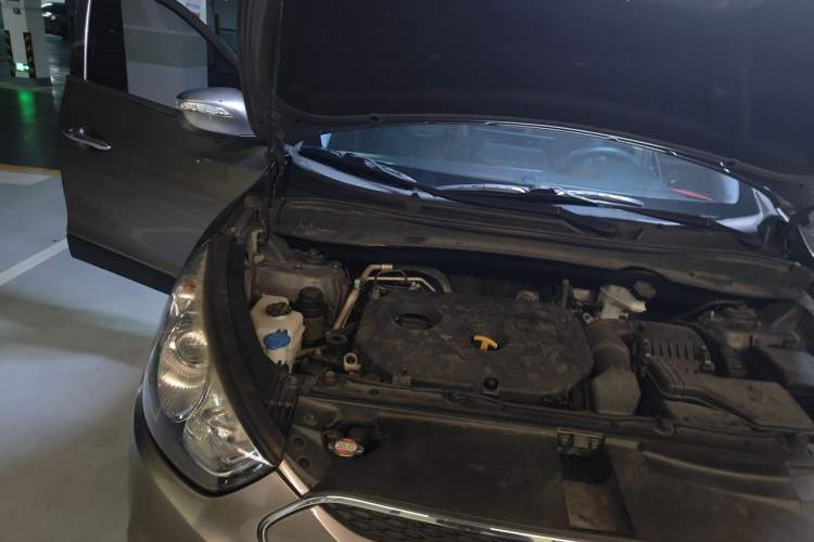 Used Hyundai ix35 2012 2.0L Automatic Two-Wheel Drive Elite Edition GLS Engine Bay Right