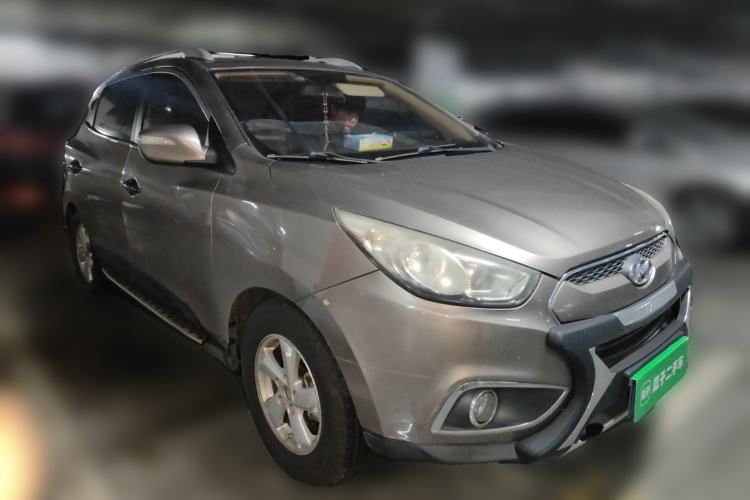 Used Hyundai ix35 2012 2.0L Automatic Two-Wheel Drive New Edition GL Front Right 45 Deg