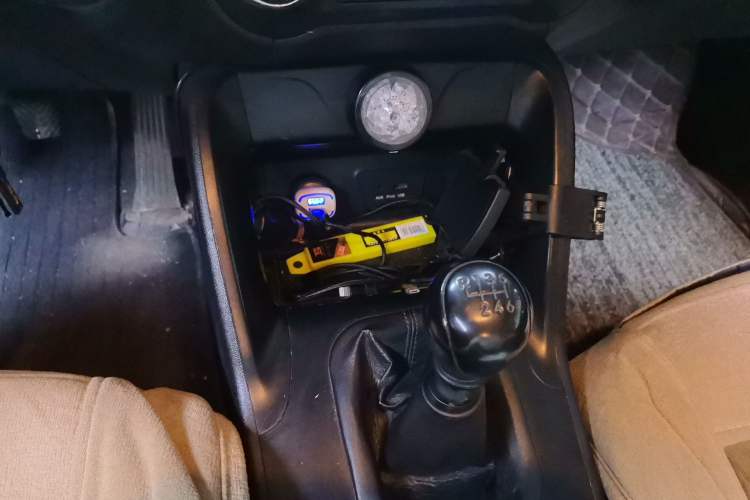 Used Hyundai ix35 2012 2.0L Manual Two-Wheel Drive New Edition GL Gear Lever
