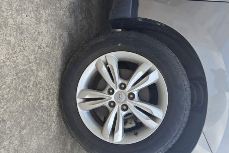 Used Hyundai ix35 2012 2.0L Automatic Two-Wheel Drive Elite Edition GLS Right Front Wheel Hub