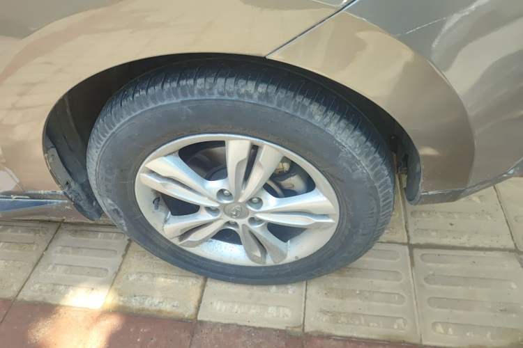 Used Hyundai ix35 2012 2.0L Automatic Two-Wheel Drive Elite Edition GLS Right Front Wheel Hub