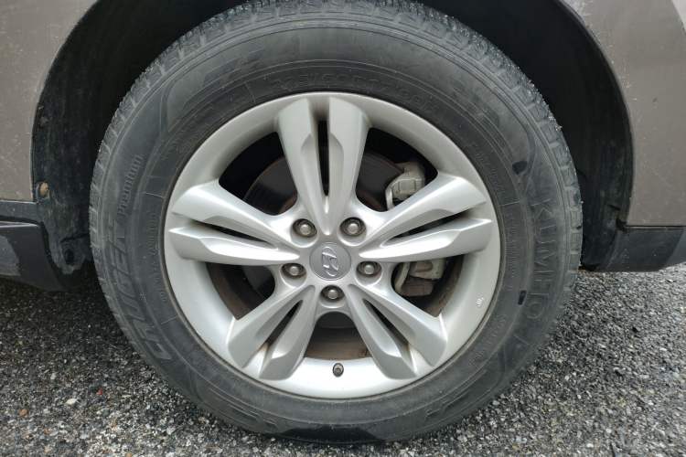 Used Hyundai ix35 2012 2.0L Automatic Two-Wheel Drive Elite Edition GLS Right Front Wheel Hub