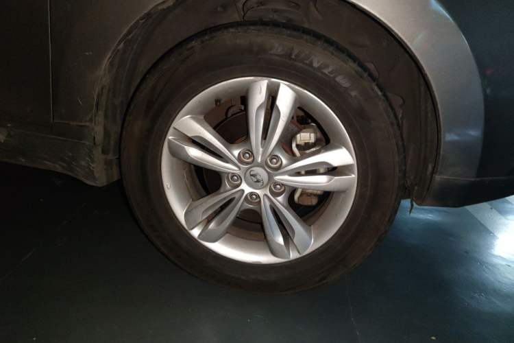 Used Hyundai ix35 2012 2.0L Automatic Two-Wheel Drive Elite Edition GLS Right Front Wheel Hub