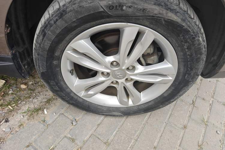 Used Hyundai ix35 2012 2.0L Automatic Two-Wheel Drive Elite Edition GLS Right Front Wheel Hub