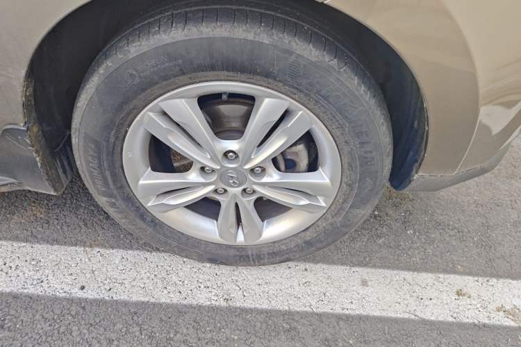 Used Hyundai ix35 2012 2.0L Automatic Two-Wheel Drive Elite Edition GLS Right Front Wheel Hub