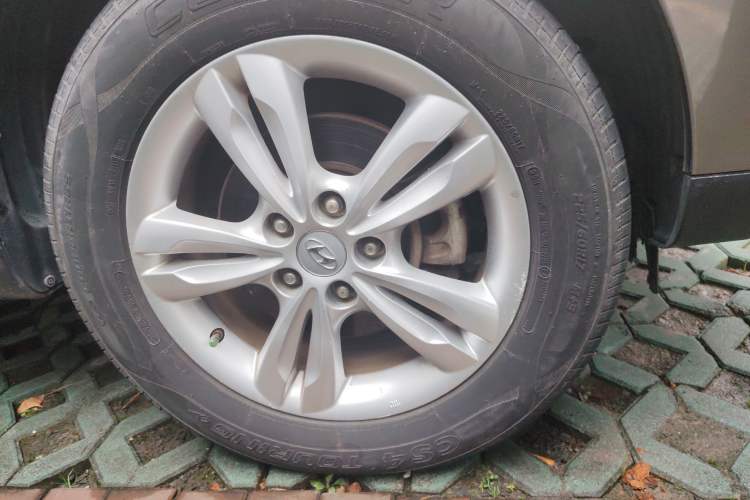 Used Hyundai ix35 2012 2.0L Automatic Two-Wheel Drive Elite Edition GLS Right Front Wheel Hub