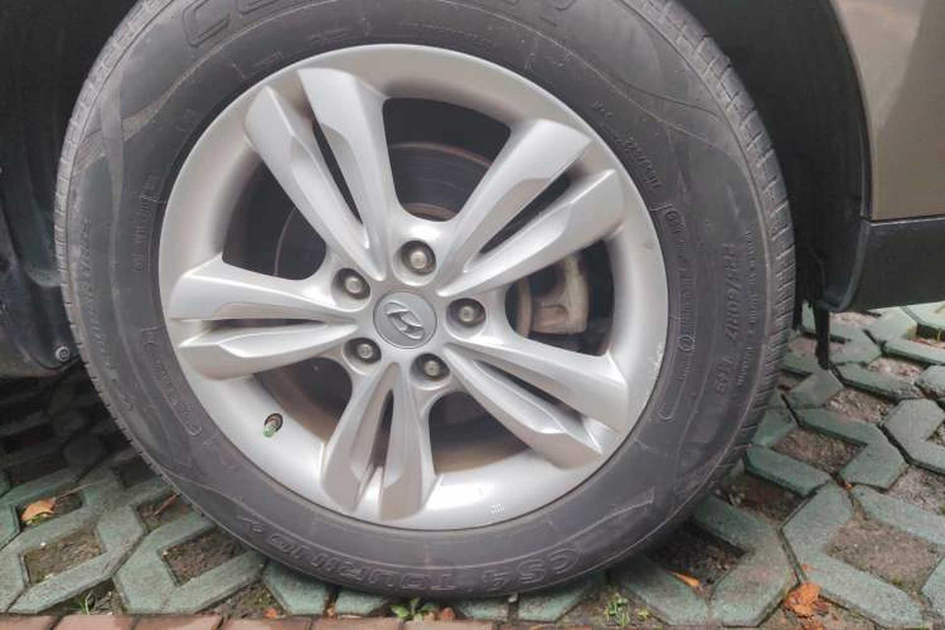 Used Hyundai ix35 2012 2.0L Automatic Two-Wheel Drive Elite Edition GLS Right Front Wheel Hub