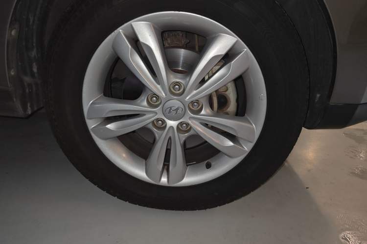 Used Hyundai ix35 2012 2.0L Automatic Two-Wheel Drive Elite Edition GLS Right Front Wheel Hub