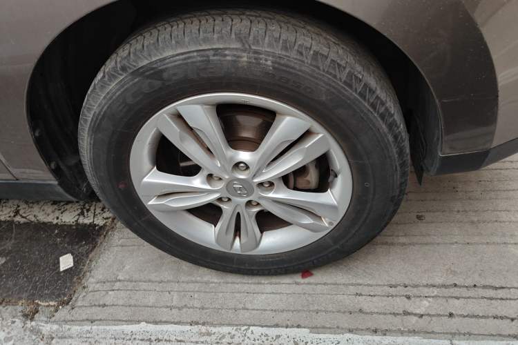 Used Hyundai ix35 2012 2.0L Automatic Two-Wheel Drive Elite Edition GLS Right Front Wheel Hub