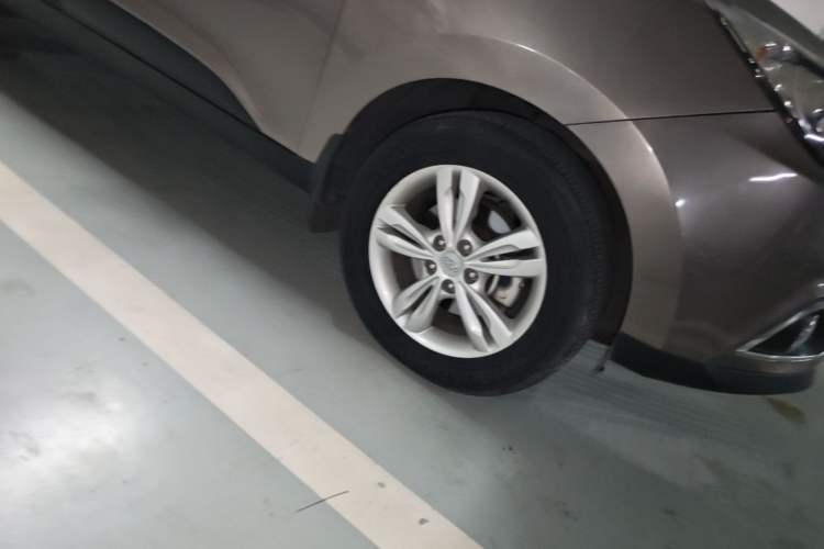 Used Hyundai ix35 2012 2.0L Automatic Two-Wheel Drive Elite Edition GLS Right Front Wheel Hub