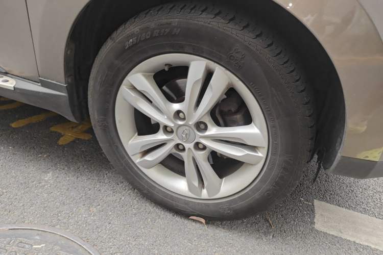 Used Hyundai ix35 2012 2.0L Automatic Two-Wheel Drive Elite Edition GLS Right Front Wheel Hub