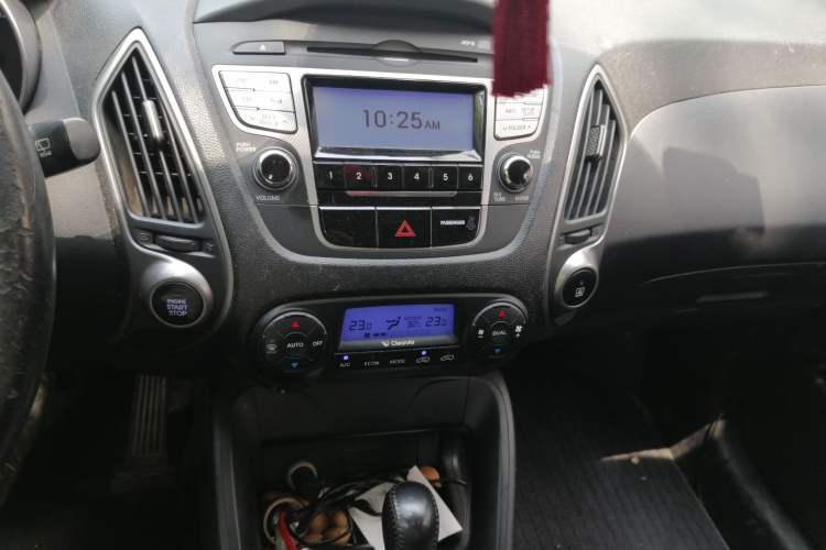 Used Hyundai ix35 2012 2.0L Automatic Two-Wheel Drive Elite Edition GLS Audio And AC Panel