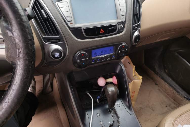Used Hyundai ix35 2012 2.0L Automatic Two-Wheel Drive Elite Edition GLS Audio And AC Panel